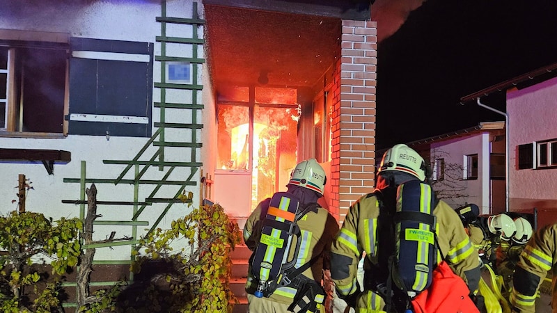 Vom Eingangsbereich aus breitete sich das Feuer rasch aus. (Bild: Feuerwehr Reutte, Krone KREATIV)