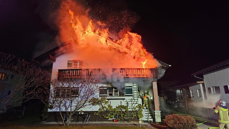 Die Flammen breiteten sich rasant aus. (Bild: Feuerwehr Reutte, Krone KREATIV)