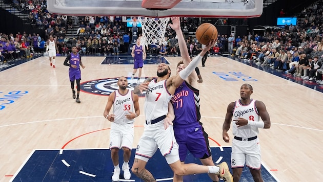 Amir Coffey of the Clippers (number 7) in a duel with Jamison Battle (77) of the Raptors (Bild: AP)