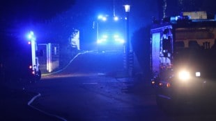 Sechs Feuerwehren waren bis am frühen Morgen mit den Löscharbeiten beschäftigt (Bild: Matthias Lauber/laumat.at/laumat)