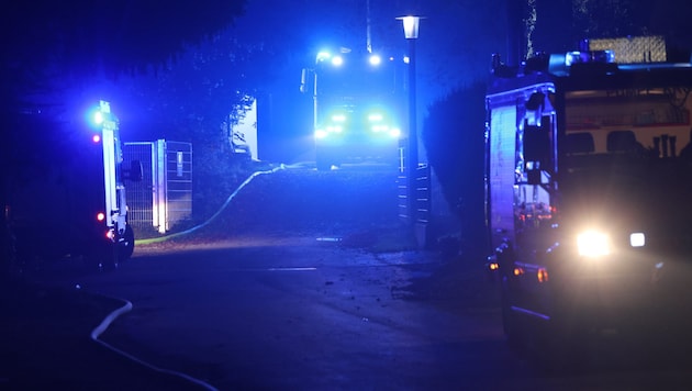 Sechs Feuerwehren waren bis am frühen Morgen mit den Löscharbeiten beschäftigt (Bild: Matthias Lauber/laumat.at/laumat)