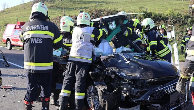 Mit hydraulischem Gerät wurden die beiden Verletzten befreit. (Bild: BFV DL Garber/Ferlitsch)