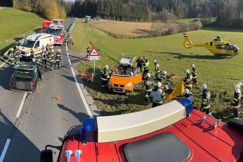 Die Straße musste zwei Stunden lang gesperrt werden. (Bild: Krone KREATIV)