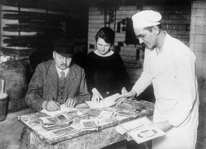 Um beim Bäcker ein Stück Brot kaufen zu können, musste man Taschen voller Papiergeld mitnehmen.  (Bild: picturedesk.com/akg-images / picturedesk.com)