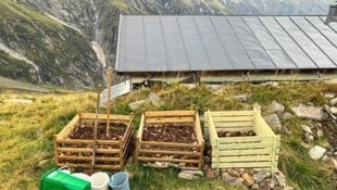 Was vielerorts einfach in der Natur entsorgt wird, landet bei Halie Ezratty in einem eigens entwickelten Kompostiersystem. Und das am Berg. (Bild: Förtsch)