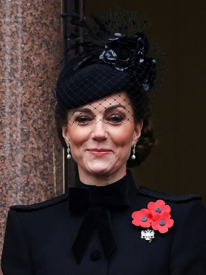 Prinzessin Kate lächelt, als William auftaucht.