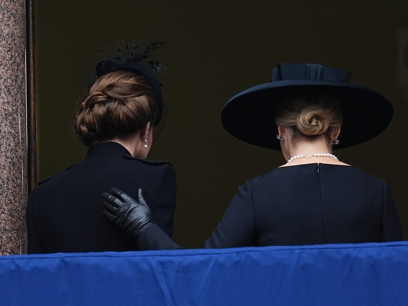 Herzogin Sophie legte Prinzessin Kate eine Hand auf den Rücken. (Bild: picturedesk.com/Aaron Chown / PA)