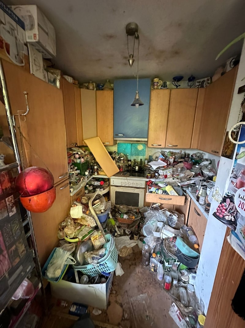 A Messie kitchen before the decluttering and deep clean... (Bild: Messie Austria)