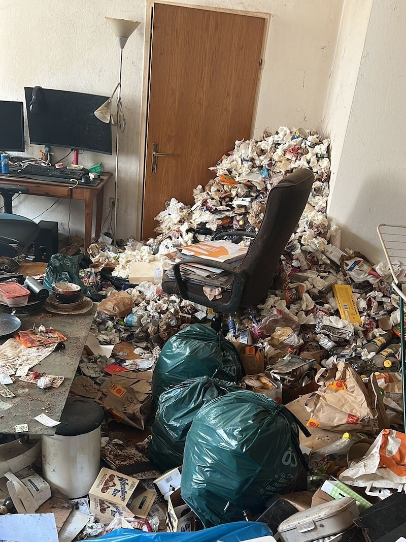 The occupant of this filthy office room was probably unable to think clearly when working because of the chaos. (Bild: Messie Austria)