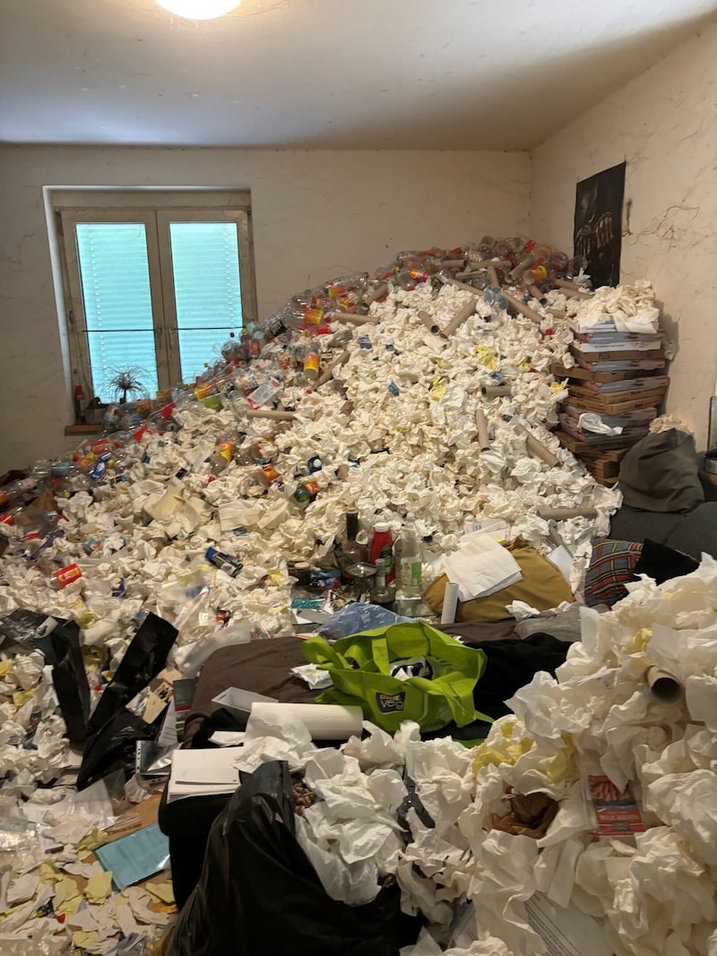 This messy person had a penchant for collecting kitchen rolls, plastic bottles and pizza boxes. (Bild: Messie Austria)