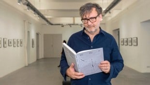 Autor und Regissuer David Schalko bei seiner ersten – und wahrscheinlich letzten – Ausstellung. (Bild: Andreas Tischler / Vienna Press)