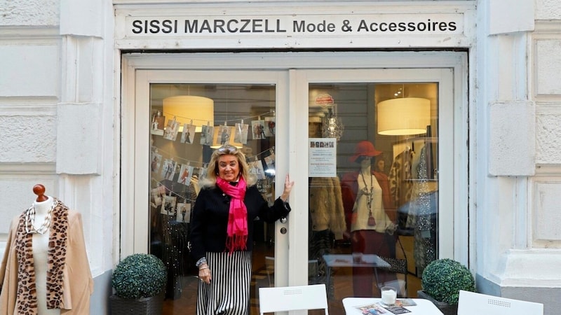 Sissi's little fashion boutique An der Hülben. In summer, she sits outside and talks to customers. (Bild: Holl Reinhard/Reinhard Holl)