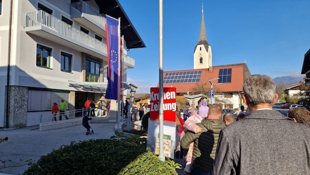 The crowds outside the polling stations (pictured: Puch near Hallein) were unexpectedly high and there were often waiting times. (Bild: Nikolaus Klinger)