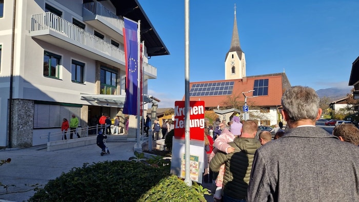 Vor vielen Wahllokalen (im Bild Puch bei Hallein) kam es zu längeren Warteschlangen.
