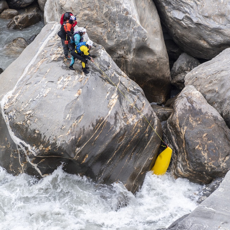 The kayak was recovered by the team - only the paddles were gone. (Bild: David Vory Sodomka)