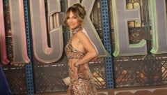 Jennifer Lopez sorgte bei der Los-Angeles-Premiere des neuen Musical-Films „Wicked“ in einem aufregenden Kleid für Aufsehen. (Bild: APA Pool/Getty Images via AFP/GETTY IMAGES/Amy Sussman)