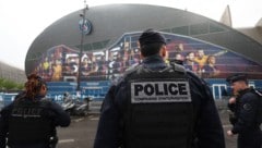 4,000 police officers and gendarmes are mobilized for the match. (Bild: AFP/APA/FRANCK FIFE)