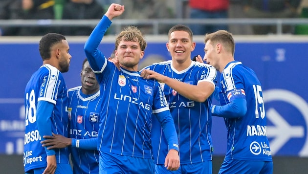 Blau-Weiß Linz celebrate after the win against Salzburg. (Bild: GEPA/GEPA pictures)