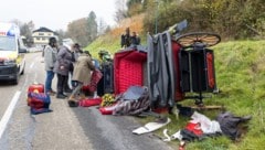 Die Rettung transportierte zwei Schwerverletzte nach Vöcklabruck (Bild: Huemer Alois/Alois Huemer)