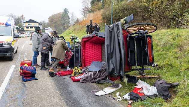 The ambulance transported two seriously injured people to Vöcklabruck (Bild: Huemer Alois/Alois Huemer)