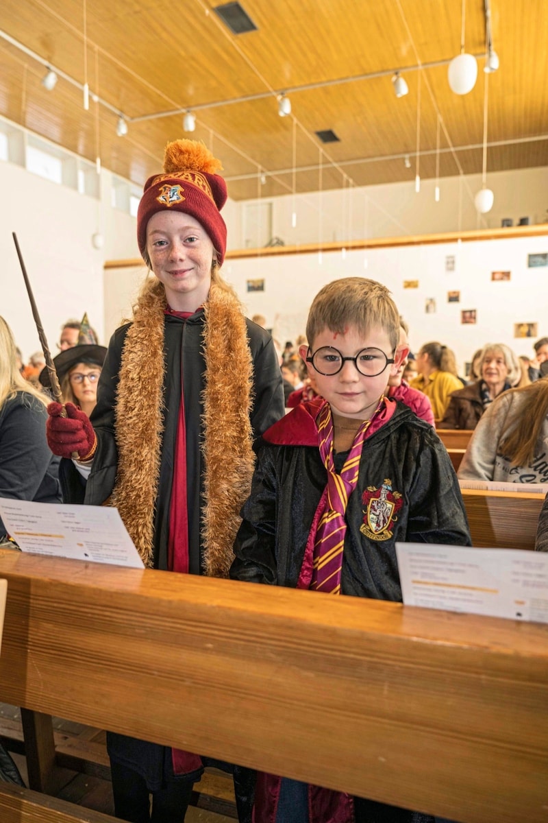 Auch die Kirchenbesucher kamen verkleidet zum Harry-Potter-Gottesdienst. (Bild: Juergen Fuchs)