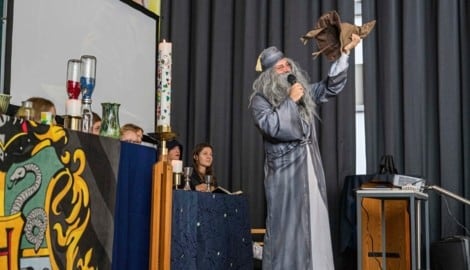 Pfarrer Marcus Hütter als Dumbledore in der Erlöserkirche Graz (Bild: Juergen Fuchs)