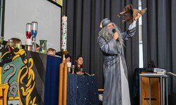 Pfarrer Marcus Hütter als Dumbledore in der Erlöserkirche Graz