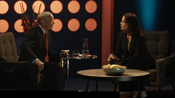 Der rechte Politiker Wilhelm Thielen (Michael Roll) im TV-Duell mit Journalistin Carla Kleinfeld ...