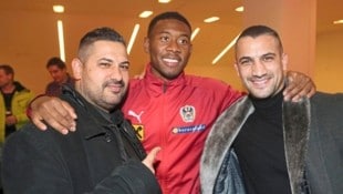 Daniel (li.) und Marcos Nader mit Österreichs Fußball-Star David Alaba. (Bild: Gradwohl Gerhard/KRONENZEITUNG FOTO GERHARD GRADWOHL)