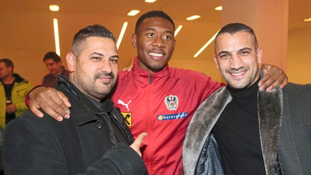 Daniel (left) and Marcos Nader with Austria's soccer star David Alaba. (Bild: Gradwohl Gerhard/KRONENZEITUNG FOTO GERHARD GRADWOHL)