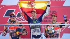 2015 jubelte nach dem Skandal-Finale Jorge Lorenzo (Mitte) über den Titel. (Bild: AFP)