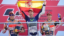 2015 jubelte nach dem Skandal-Finale Jorge Lorenzo (Mitte) über den Titel. (Bild: AFP)