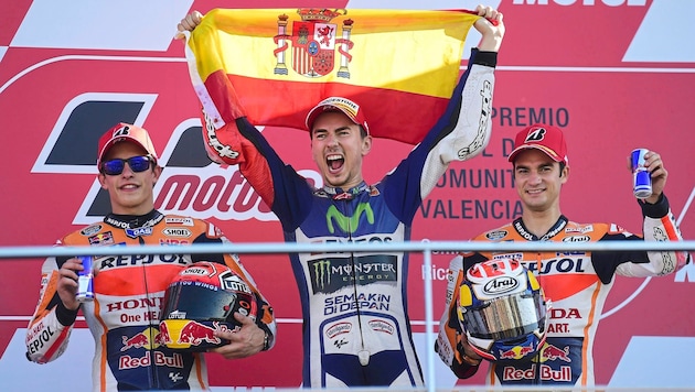 In 2015, Jorge Lorenzo (center) celebrated the title after the scandalous finale. (Bild: AFP)