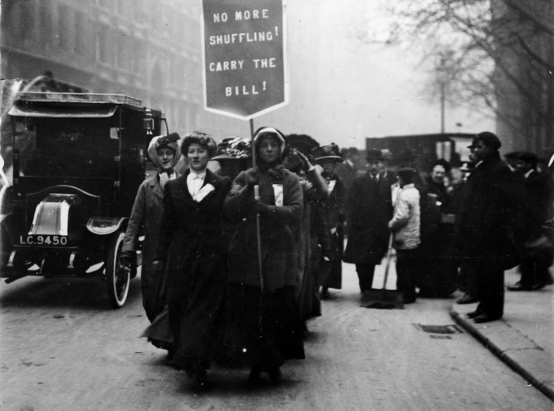 „Keine Ausreden mehr, her mit dem Wahlrechtsgesetz!“, schrieben die Suffragetten auf dieses Plakat. (Bild: picturedesk.com/akg-images / picturedesk.com)