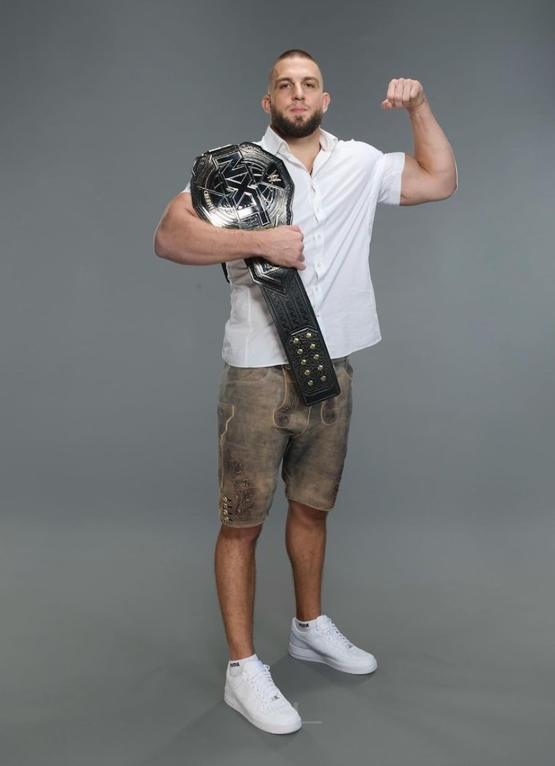 Nach dem Casting posierte Aaron Fara mit Wrestling-Gürtel und Lederhose, die aus der heurigen Kleidungskollektion des österreichischen Olympiateams stammt. (Bild: WWE)