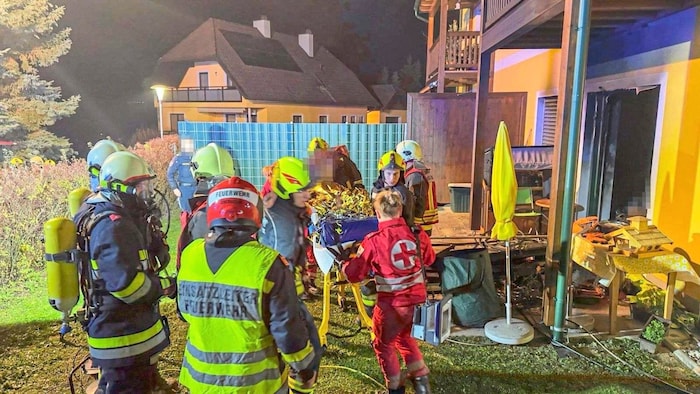 Der Atemschutztrupp brachte den bewusstlosen Mann aus der Gefahrenzone.