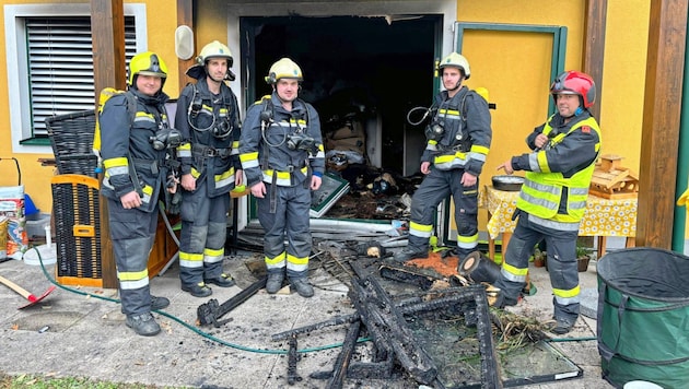 This is what real lifesavers look like: Dominik Zöchinger, Daniel Baumgart- ner, Julian Willingshofer and Mathias Punz are delighted to have arrived in time, together with head of operations Bernhard Hörhan (from left). (Bild: FF Oberndorf an der Melk)