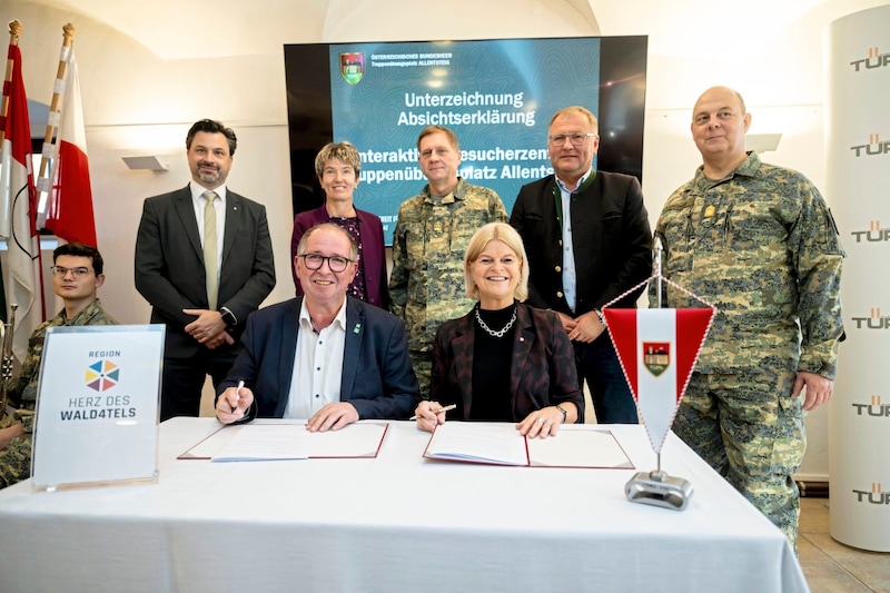 TÜPl Allentsteig wants to open up further. Karl Elsigan, chairman of the small region "Heart of the Waldviertel", is also positive about this. In the picture: Elsigan at the signing of the declaration of intent with Defense Minister Klaudia Tanner (front). (Bild: Antal Imre)