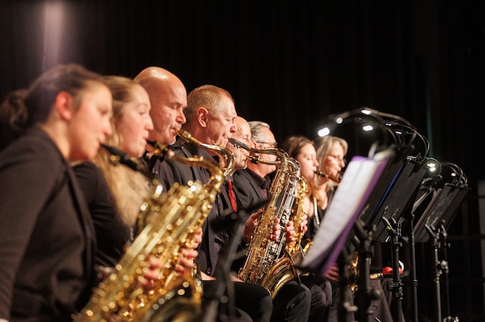 Der Saxofonsatz des Ensembles in Aktion