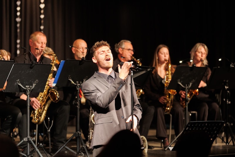 Singer Nejc Miklošič wowed the audience à la Michael Bublé - after just one rehearsal with the ensemble. (Bild: Elfriede Silber)