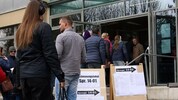 Warteschlangen! Der Andrang zur Befragung war groß.