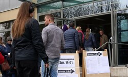 Warteschlangen! Der Andrang zur Befragung war groß.