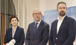 Die Landesregierung mit Marlene Svazek, Wilfried Haslauer und Stefan Schnöll (v.l.) konnte die ...