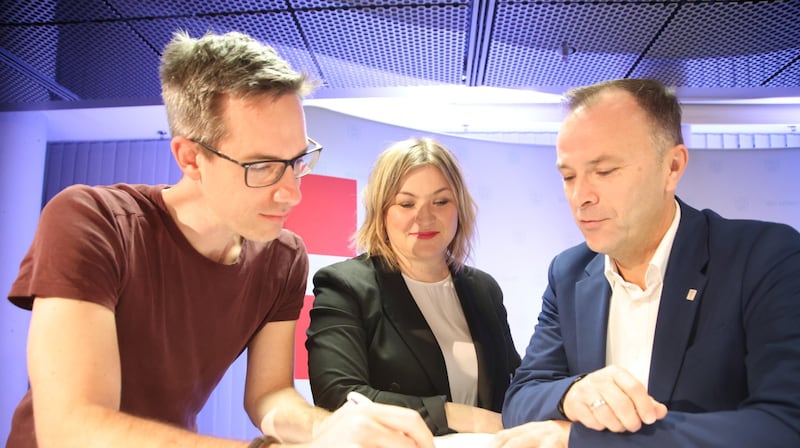 In the city government, Bernhard Auinger (right) was a clear opponent of the project. He now has to find alternatives with Kay-Michael Dankl and Anna Schiester (from left). (Bild: Tröster Andreas)