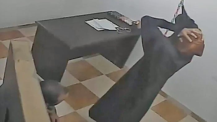 Nach Schlägen auf die nackten Füße windet sich diese Frau vor Schmerzen.  
