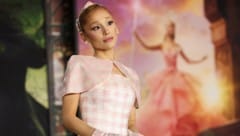 Ariana Grande spielt in „Wicked“ die -Hexe Glinda.  (Bild: picturedesk.com/Mario Anzuoni / REUTERS)