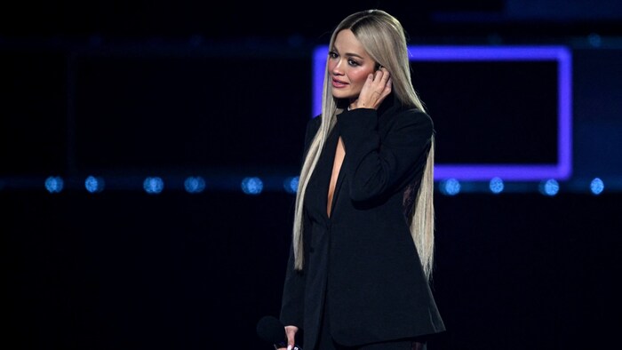 Rita Ora würdigte den verstorbenen Liam Payne in einem schwarzen Kleid.