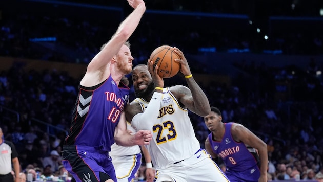 Jakob Pöltl (l.) was beaten by LeBron James (r.) and Co. (Bild: AP ( via APA) Austria Presse Agentur/ASSOCIATED PRESS)