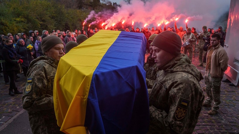 Ukraine is coming under increasing pressure from Russia. (Bild: AP ( via APA) Austria Presse Agentur/Evgeniy Maloletka)