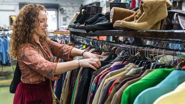 Buying second-hand is a trend, but there are risks involved, especially with clothing. (Bild: stock.adobe.com/gabrielcassan@gmail.com)